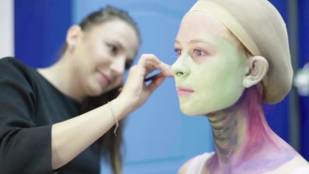 Der Prozess der Make-up Mädchen Modell. Zeitlupe. Komischer Betrug. Cosplay — Stockvideo