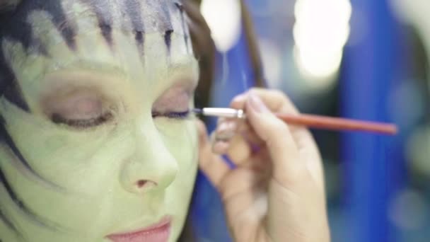 Der Prozess der Make-up Mädchen Modell. Zeitlupe. Komischer Betrug. Cosplay — Stockvideo