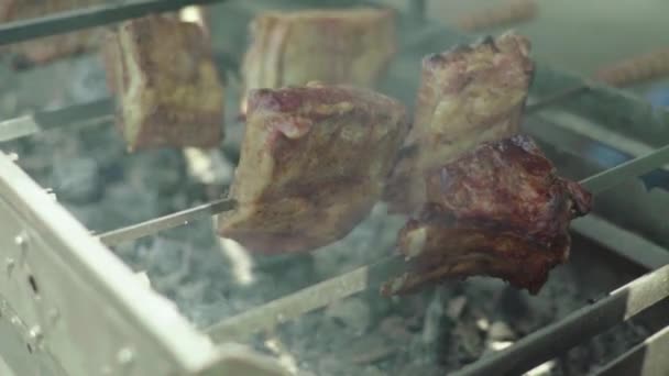 La carne è fritta su una griglia di ferro. Primo piano. B-B-Q . — Video Stock