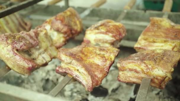 Het vlees wordt gebakken op een ijzeren grill. Een close-up. B-B-Q. — Stockvideo
