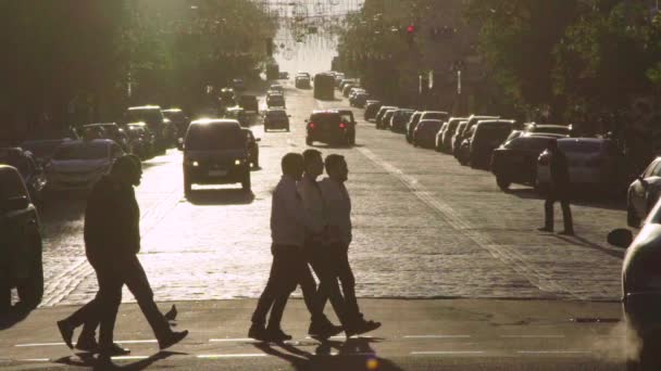 Lidé přecházejí ulici na přechodu pro chodce. Dav. Kyjev. Ukrajina. Zpomalený pohyb. — Stock video