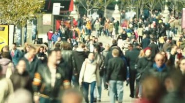 Sokakta yürüyen bir kalabalık. Ağır çekim. Kyiv. Ukrayna