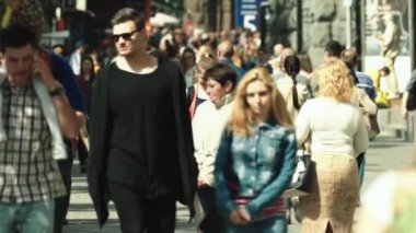 Sokakta yürüyen bir kalabalık. Ağır çekim. Kyiv. Ukrayna