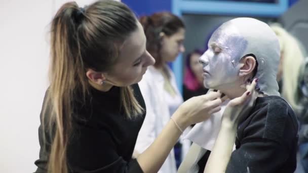 Le processus de fabrication modèle de filles. Au ralenti. Comic con. Cosplay — Video