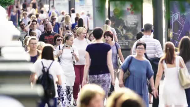 Ένα πλήθος ανθρώπων που περπατούν στο δρόμο. Αργή κίνηση. Κίεβο. Ουκρανία — Αρχείο Βίντεο