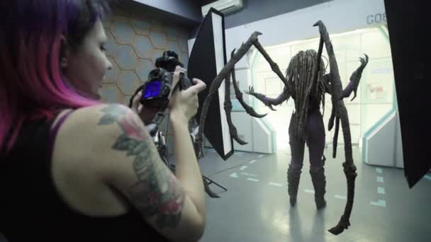 Backstage photo shoot in a studio. Comic con. Cosplay — Stockvideo