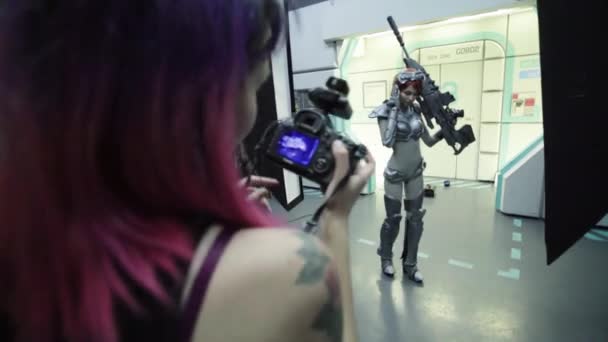 Séance photo dans les coulisses d'un studio. Comic con. Cosplay — Video