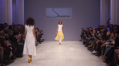 Moda gösterisinde podyumda manken kız.