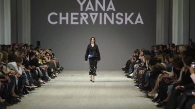 Moda gösterisinde podyumda manken kız.