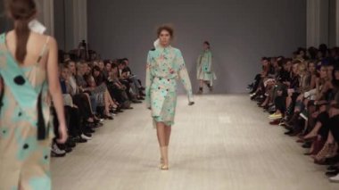 Moda gösterisinde podyumda manken kız.