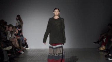 Moda gösterisinde podyumda manken kız.