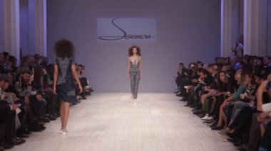 Moda gösterisinde podyumda manken kız.