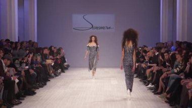 Moda gösterisinde podyumda manken kız.