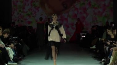 Moda gösterisinde podyumda manken kız.