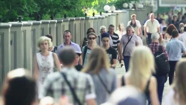 La foule. Beaucoup de gens marchent dans la rue. Kiev. Ukraine — Video