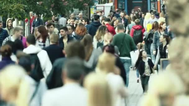 Multidão. Muitas pessoas caminham pela rua. Kiev. Ucrânia — Vídeo de Stock