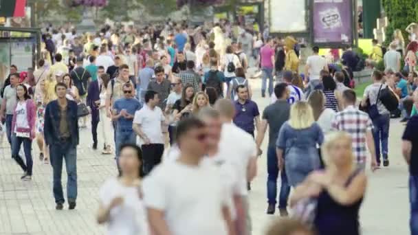 Tłum. Wielu ludzi idzie ulicą. Kijów. Ukraina — Wideo stockowe