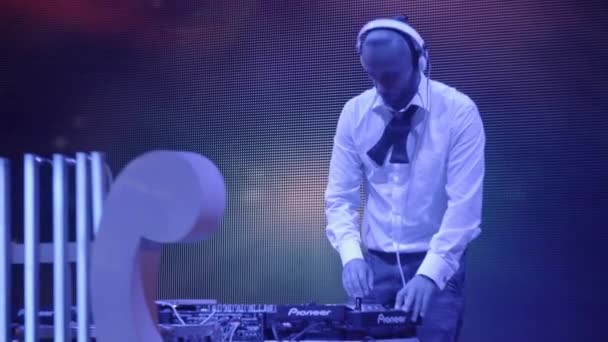 Männlicher DJ spielt Musik — Stockvideo