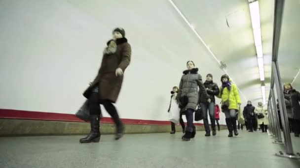 Una multitud de personas caminando por el paso subterráneo. Kiev. Ucrania — Vídeo de stock