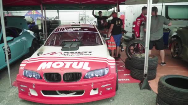 Carro de corrida no pitstop. Desporto automóvel. Movimento lento. Corrida. Kiev. Ucrânia — Vídeo de Stock