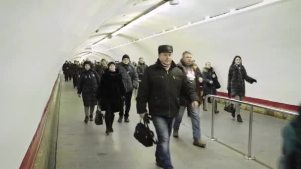 Een menigte mensen loopt langs de metro onderdoorgang. Kiev. Oekraïne — Stockvideo