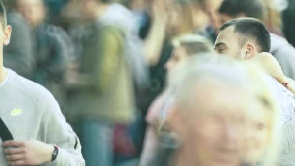 La foule. Beaucoup de gens marchent dans la rue. Kiev. Ukraine — Video