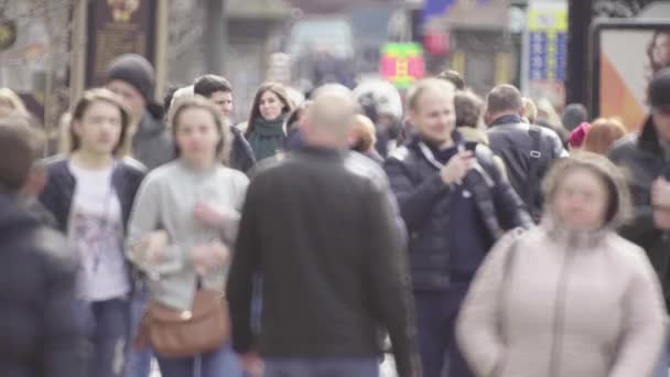 Tłum. Wielu ludzi idzie ulicą. Kijów. Ukraina — Wideo stockowe