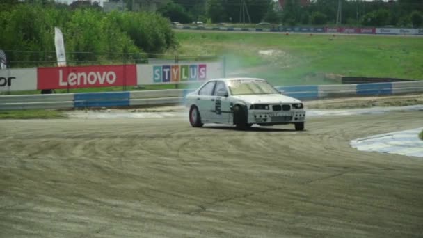 Sporty samochodowe. Wyścig. Zwolnij trochę. Kijów. Ukraina — Wideo stockowe