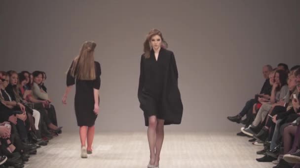 Flicka modell på catwalken på modevisning — Stockvideo