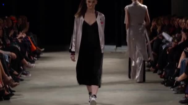 Meisje model op de catwalk bij fashion show — Stockvideo