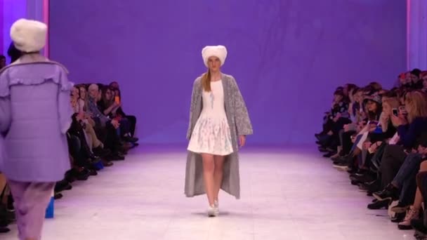 Meisje model op de catwalk bij fashion show — Stockvideo