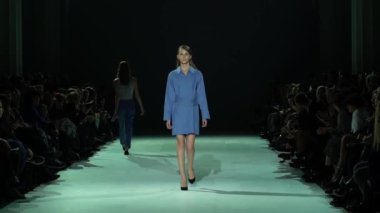 Moda gösterisinde podyumda manken kız.