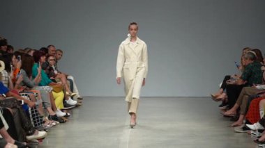 Moda gösterisinde podyumda manken kız.