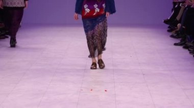 Moda gösterisinde podyumda manken kız.