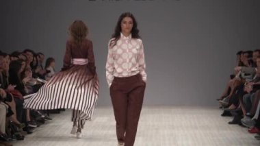 Moda gösterisinde podyumda manken kız.