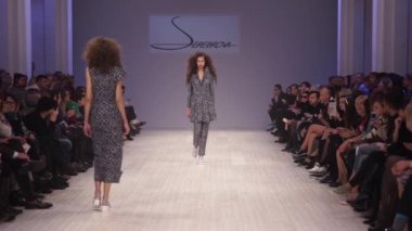 Moda gösterisinde podyumda manken kız.