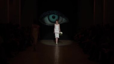 Moda gösterisinde podyumda manken kız.