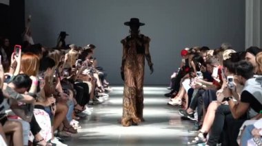 Moda gösterisinde podyumda manken kız.