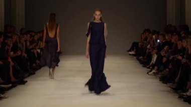 Moda gösterisinde podyumda manken kız.
