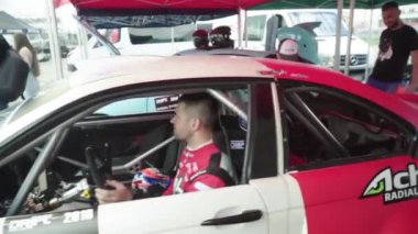 Pitstop 'ta yarış arabası. Araba sporu. Ağır çekim. Yarış. Kyiv. Ukrayna