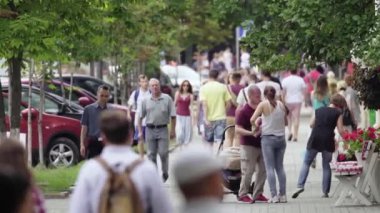 Kalabalık. Birçok insan caddede yürür. Kyiv. Ukrayna
