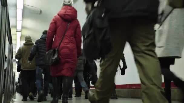 Une foule de gens marchant le long du passage souterrain du métro. Kiev. Ukraine — Video