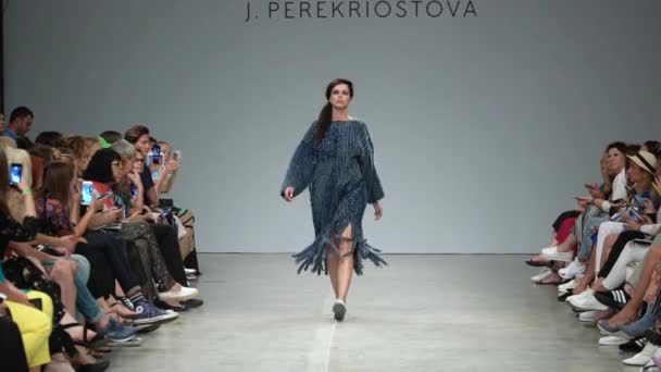 Modelo menina na passarela no desfile de moda — Vídeo de Stock