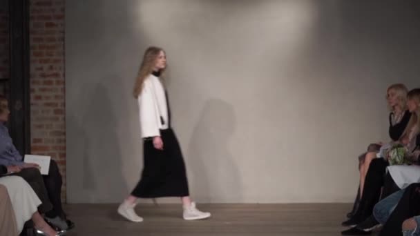 Девушка-модель на подиуме на показе — стоковое видео