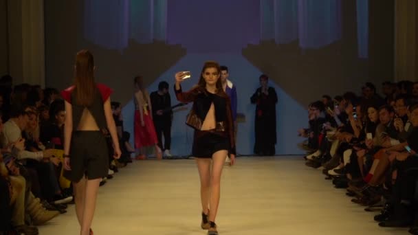 Pige model på catwalk på modeshow – Stock-video
