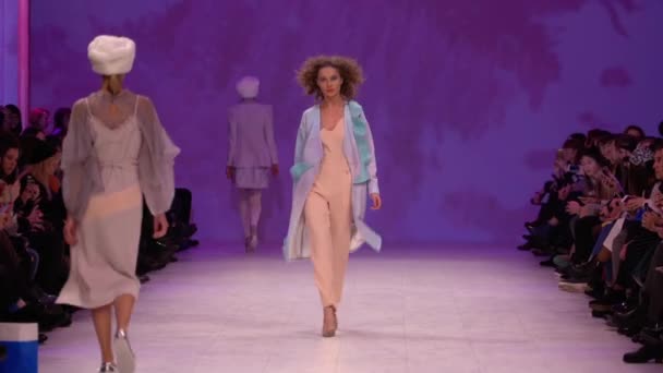 Meisje model op de catwalk bij fashion show — Stockvideo