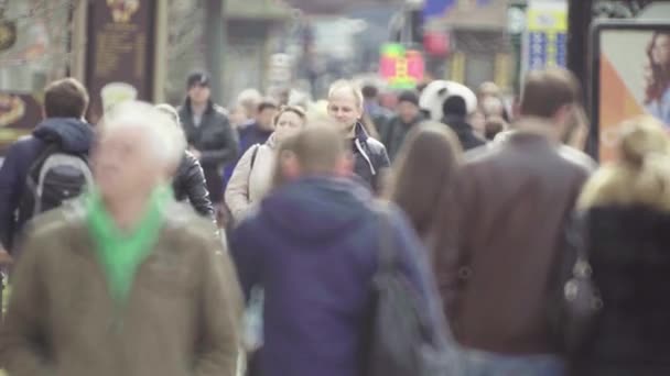 Kalabalık. Birçok insan caddede yürür. Kyiv. Ukrayna — Stok video