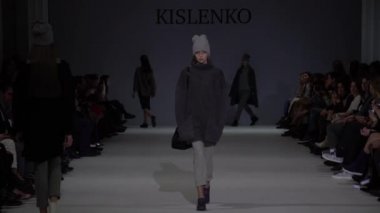 Moda gösterisinde podyumda manken kız.
