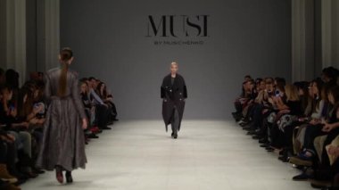 Moda gösterisinde podyumda manken kız.