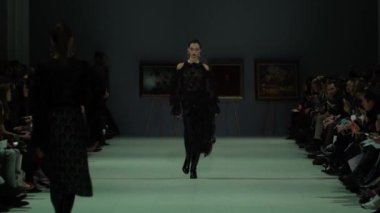 Moda gösterisinde podyumda manken kız.